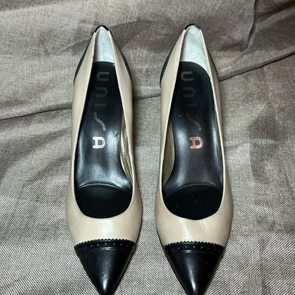 UNISA Women’s Two Tone Pointed Toe Pumps Size 7